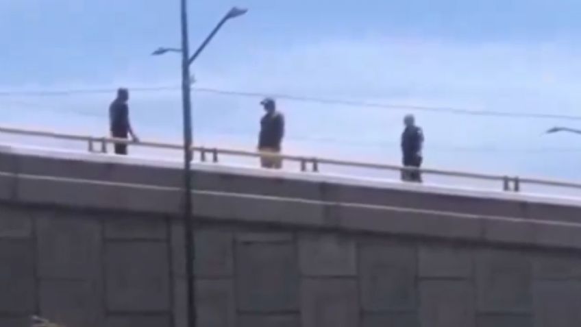 Policía intenta salvar a un sujeto que se quería lanzar de un puente y se equivoca de hombre