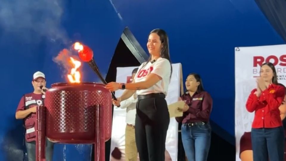 La candidata Rosi Bayardo, de forma simbólica, encendió la llama de la esperanza