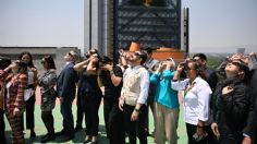 Trabajadores del Seguro Social presencian eclipse total de sol con medidas de prevención para evitar daños en ojos