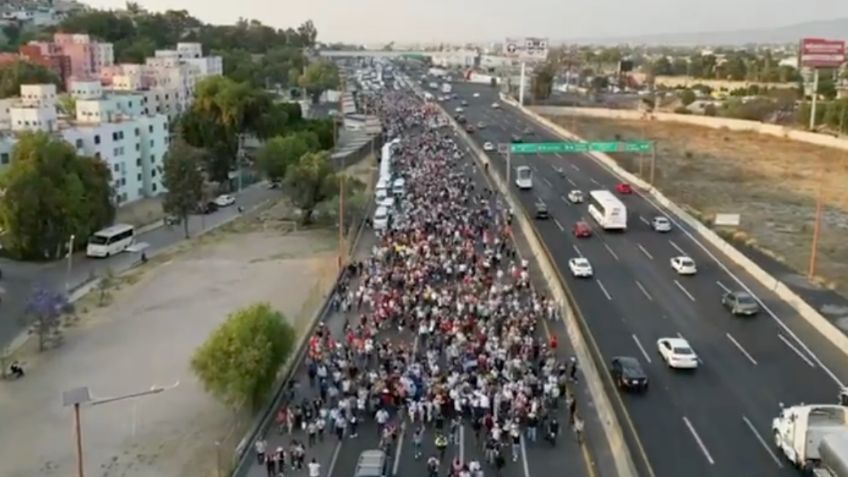 Manifestantes de Ecatepec marchan sobre Autopista México-Pachuca, colapsan la vialidad exigiendo seguridad