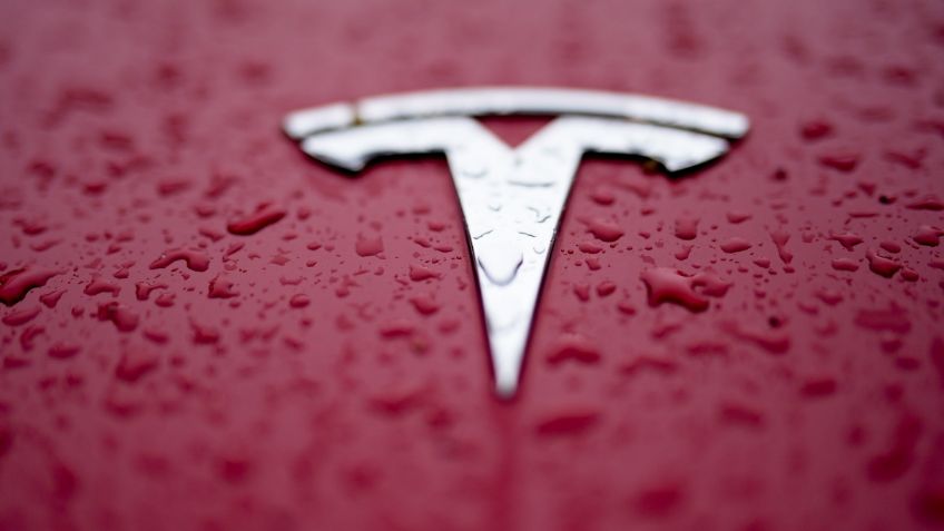 Ganancias de Tesla caen pero sus acciones se disparan por anuncio de nuevos vehículos