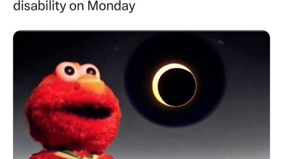 Meme de Elmo viendo el eclipse solar