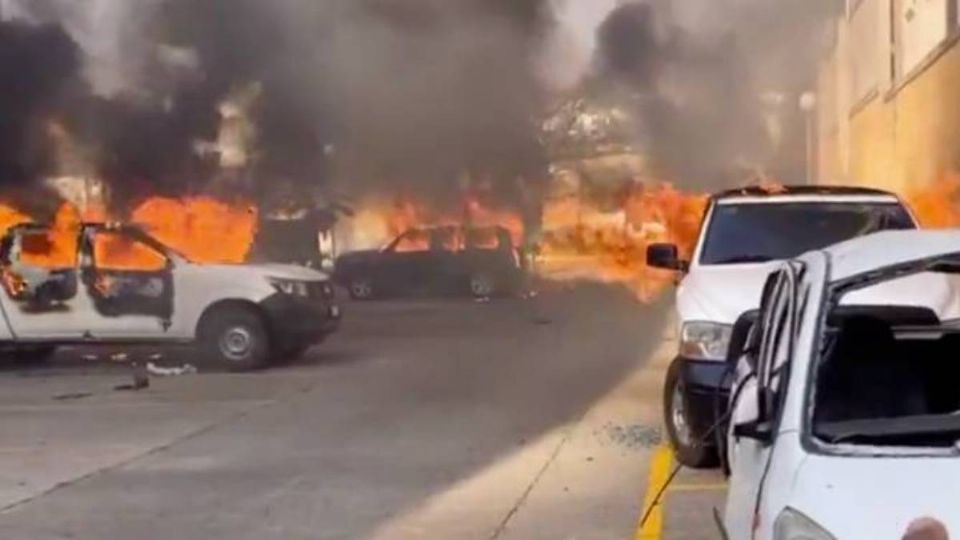 Los normalistas incendiaron carros en el Palacio Municipal de Chilpancingo.