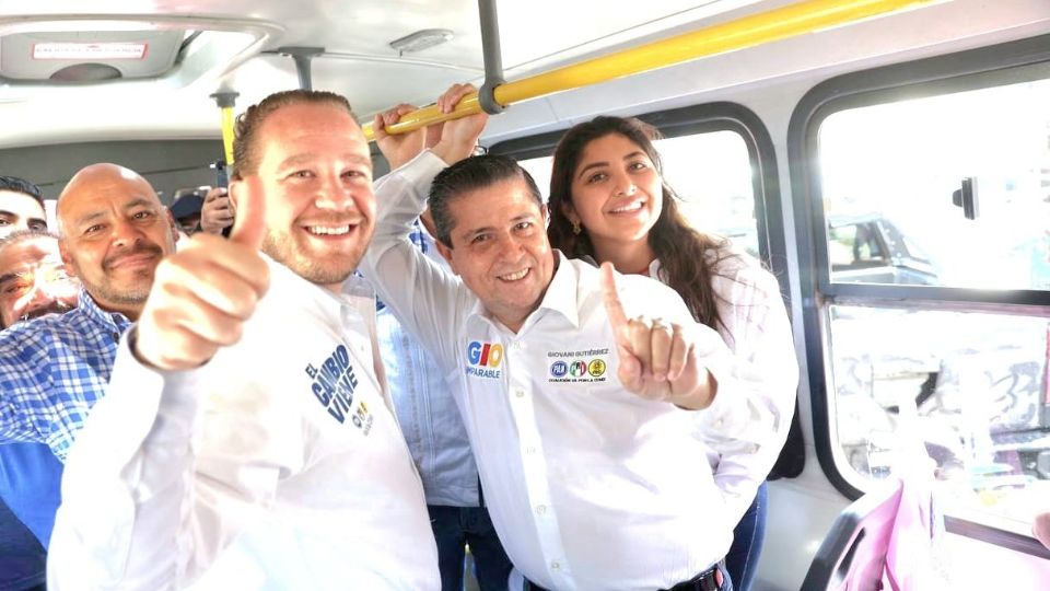 Giovani Gutiérrez y Santiago Taboada, a bordo de una unidad del transporte público.