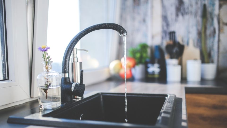 Agua contaminada en la Benito Juárez.