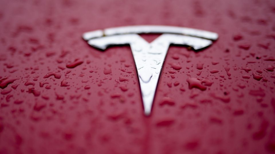 Tesla pierde ganancias, pero dispara sus acciones