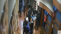 VIDEO | Exhiben imágenes inéditas en que policía de Ecuador irrumpe en Embajada de México