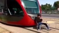 Dan 3 años de prisión a famoso tiktoker por sentarse con una silla y una mesa y bloquear las vías del tren | VIDEO