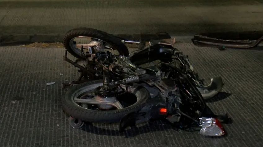 IMÁGENES FUERTES: adolescente en motocicleta se impacta con camioneta; le amputan la pierna