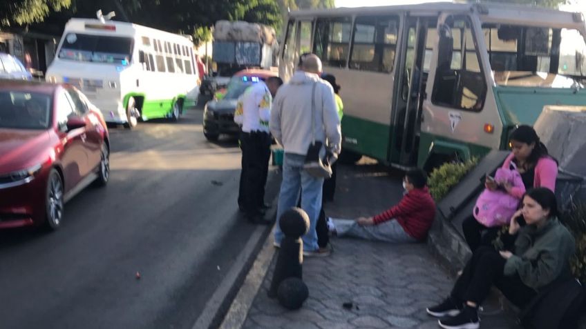 Choque de microbús contra un muro deja 6 lesionados en Coyoacán