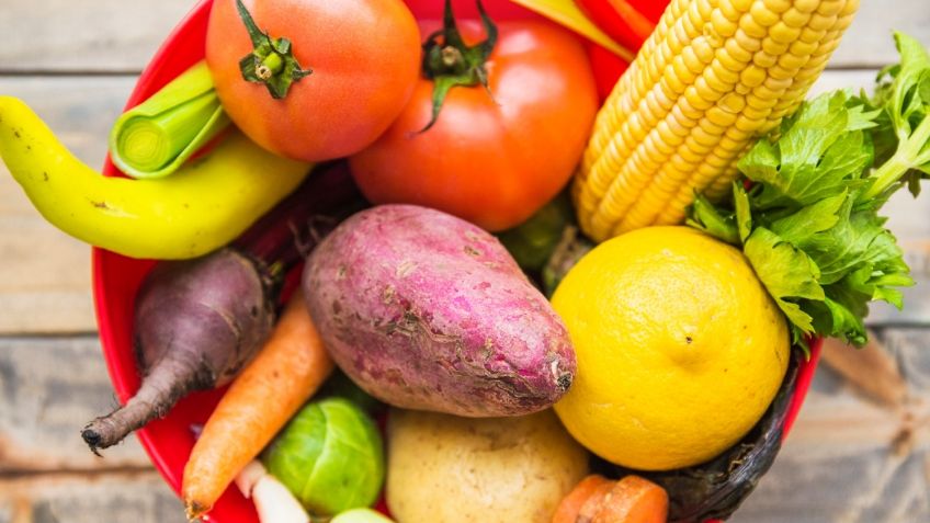 ¿Cuáles son las frutas y verduras que duran más tiempo fuera del refrigerador?