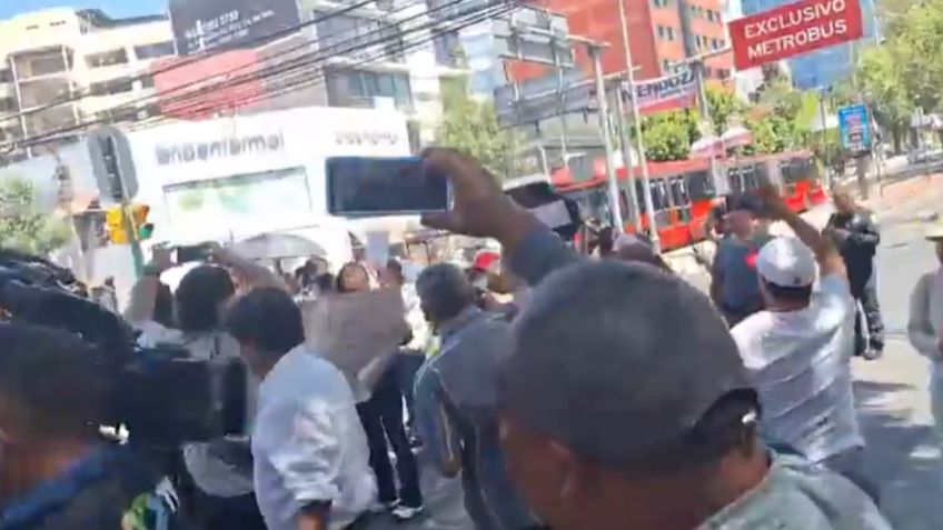 Vecinos vuelven a cerrar Insurgentes Sur por agua con gasolina; "no nos vamos a conformar", dicen