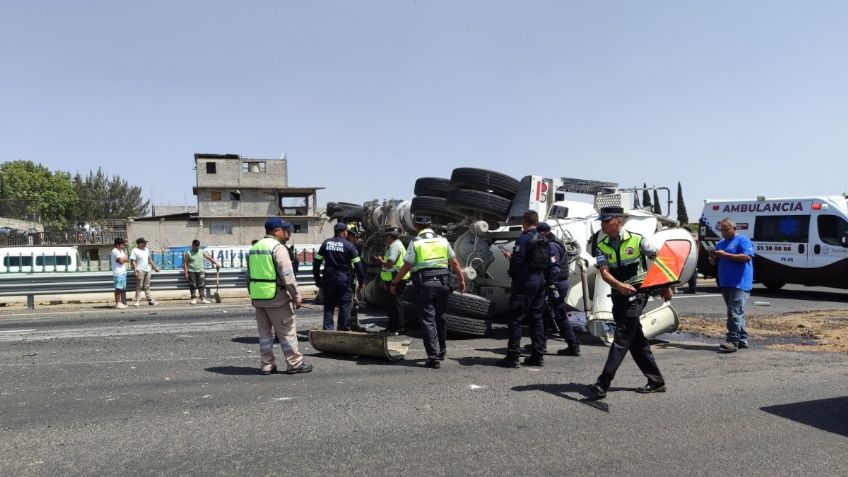 Vuelca revolvedora de cemento en la autopista México-Pachuca y causa caos vial