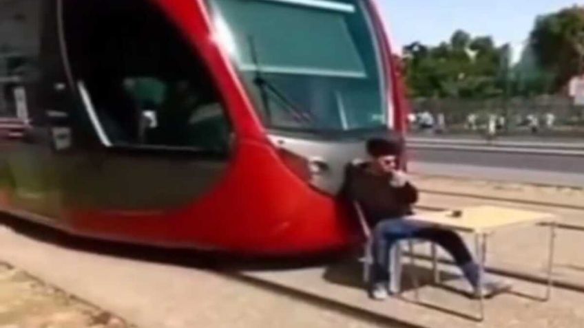 Dan 3 años de prisión a famoso tiktoker por sentarse con una silla y una mesa y bloquear las vías del tren | VIDEO