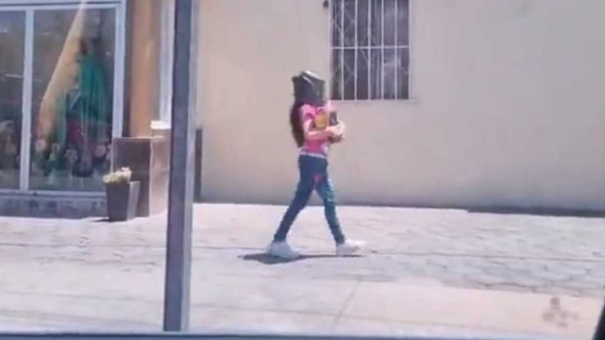 Niña sorprende con casco de soldador para protegerse del eclipse solar del pasado 8 de abril | VIDEO