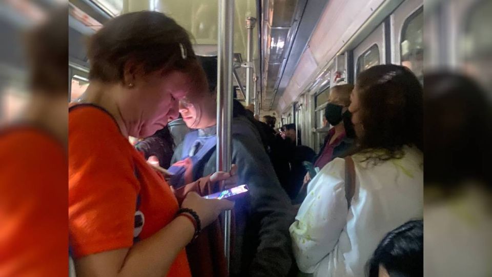 Pasajeros del Metro esperando que avance los trenes del Metro en la Líena 3.