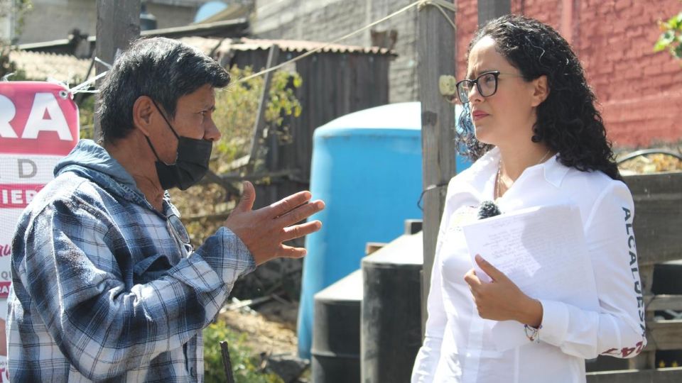 Gabriela Osorio dialoga con un vecino de la demarcación.