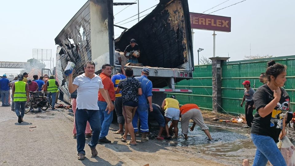 Cientos de personas llegaron al sitio y sacaron todo tipo de artículos de la pesada unidad