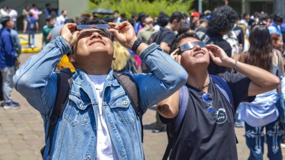 Durante el eclipse se experimentan fuertes estallidos de emociones y sensaciones de asombro, nos hace entrar en un estado emocional de curiosidad y de conexión no solo con la naturaleza, con las personas