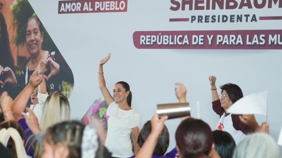 Claudia Sheinbaum saludando a sus simpatizantes