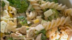 Ensalada de pollo con brócoli y pasta; receta saludable, fácil y rápida