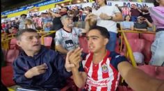 VIDEO: aficionados narran el clásico tapatío en lengua de señas a sus familiares en el estadio de Jalisco