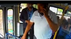 Momento exacto en que chofer de transporte defiende a usuaria de su acosador: VIDEO