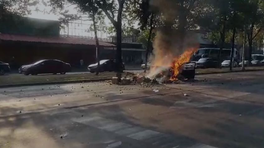 VIDEO: auto choca y se incendia en Eje Central 100 Metros