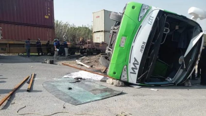 VIDEO: captan momento exacto en que tren embiste autobús de pasajeros en Atitalaquia