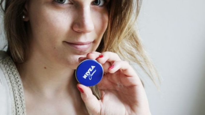 Crema Nivea de lata azul con aceite de árbol de té, la bomba hidratante que te ayudará a bajar la hinchazón del rostro