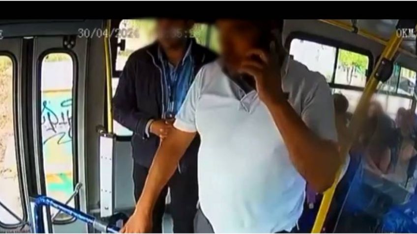 Momento exacto en que chofer de transporte defiende a usuaria de su acosador: VIDEO