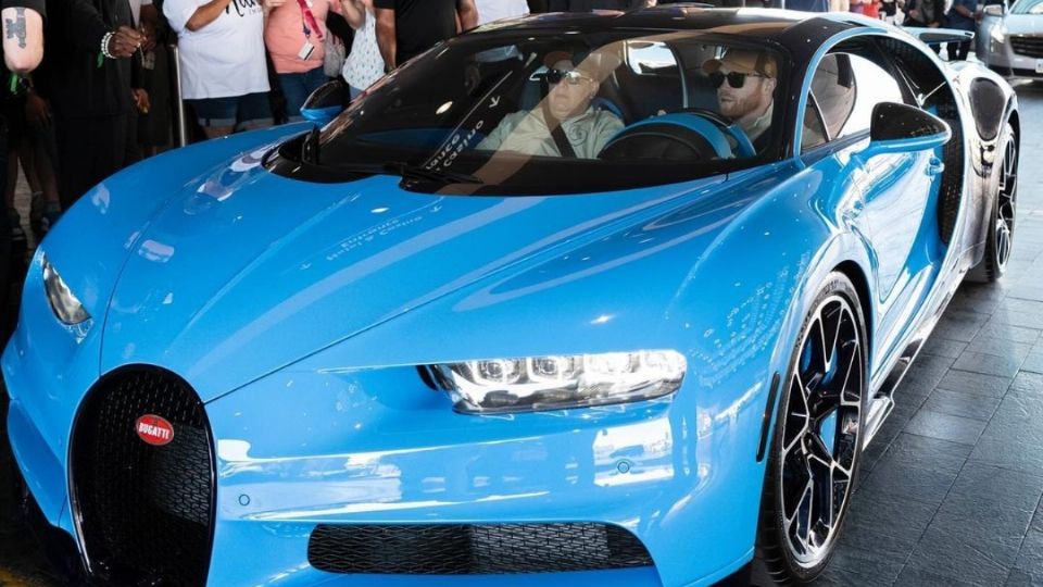 Canelo Álvarez llegó en un Bugatti a la primera conferencia de prensa en Las Vegas