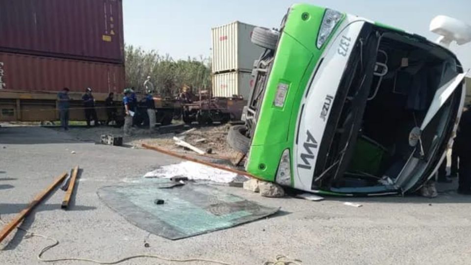 El tren embistió al autobús