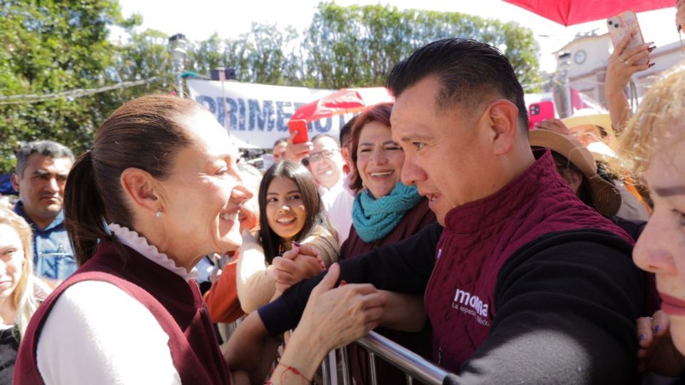 La candidata presidencial, Claudia Sheinbaum, y el aspirante a la presidencia municipal de Morelia se saludan durante un mitin en Michoacán.