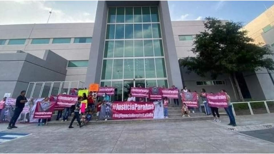 Los familiares de la menor se manifestaron a las afueras del hospital