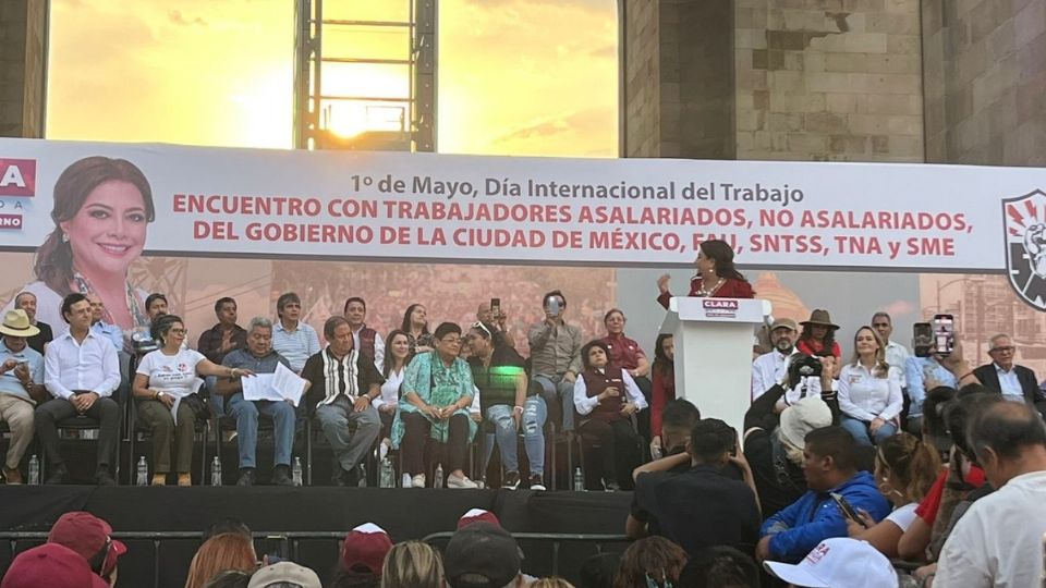 La aspirante a la CDMX se reunió con trabajadores en el marco del Día del Trabajo en el Monumento a la Revolución