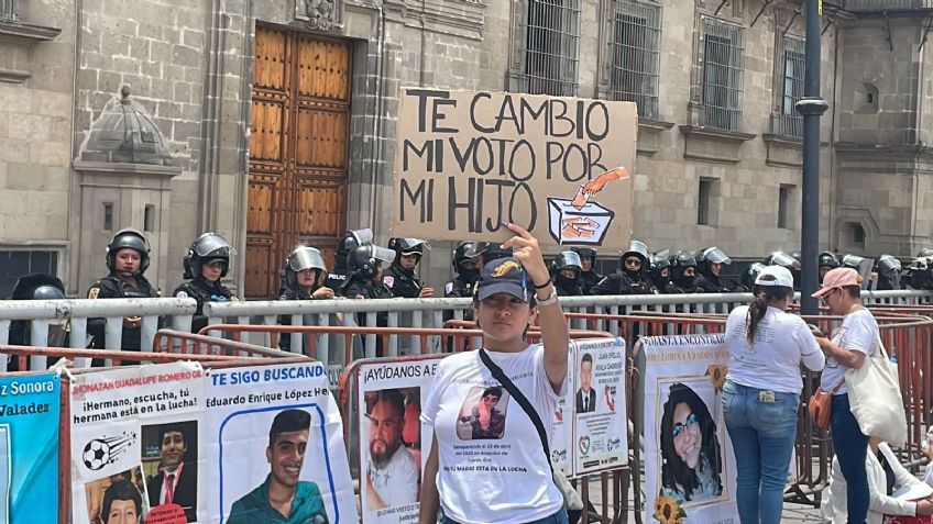 Marcha de Madres Buscadoras por el 10 de Mayo llega al Zócalo