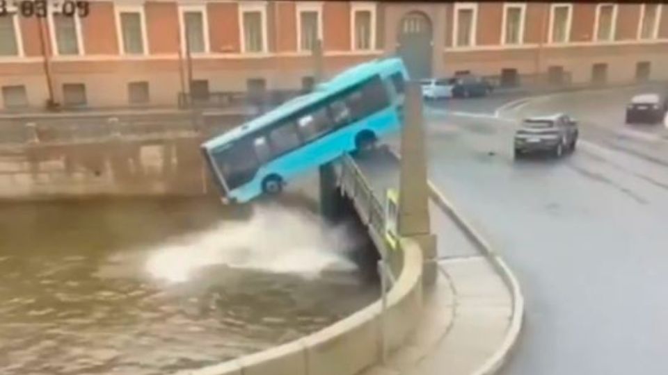 Antes de caer al agua, el autobús chocó contra múltiples vehículos.