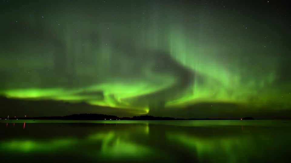 Las auroras boreales se originan gracias a la interacción de los gases de la atmósfera terrestre con el viento solar.