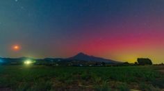 FOTOS: aurora boreal es captada en Colima con el volcán de fondo