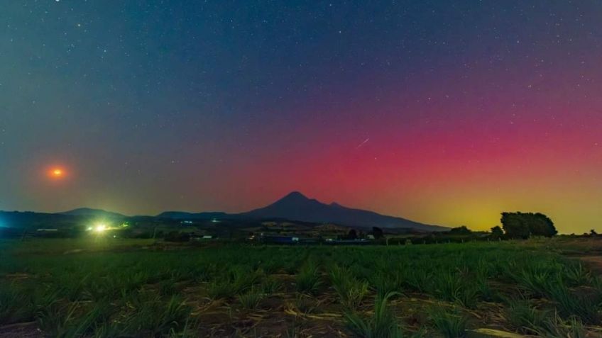 FOTOS: aurora boreal es captada en Colima con el volcán de fondo