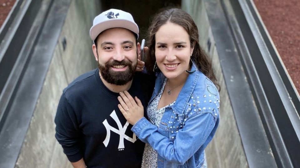 La pareja se ve muy feliz.