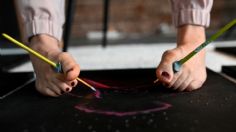 FOTOS | Mujer artista sorprende al pintar 10 cuadros a la vez con las manos y los píes