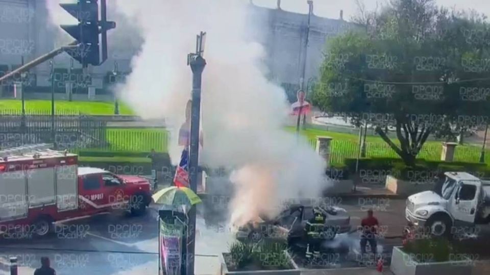 El incendio ocurrió en un auto ubicado en la alcaldía Benito Juárez.