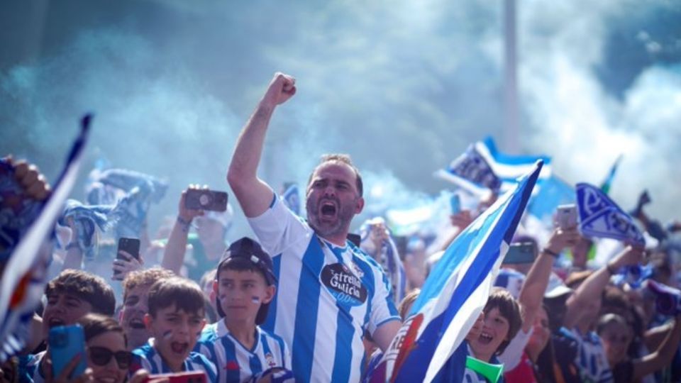 La afición del Depor celebra regresar a Segunda.