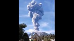 VIDEO: volcán Ibu entra en erupción; lanza columna de humo de 5 mil metros de altura