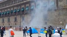 VIDEO: normalistas de Ayotzinapa lanzan petardos a fachada de Palacio Nacional