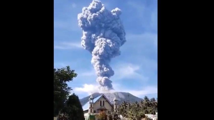 VIDEO: volcán Ibu entra en erupción; lanza columna de humo de 5 mil metros de altura