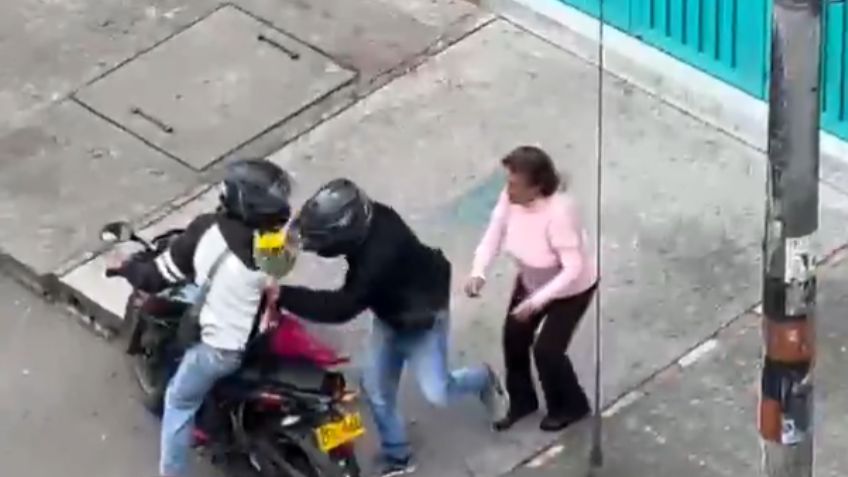 VIDEO: motociclistas asaltan a a mujer, ¡y le roban hasta su ramo de flores!