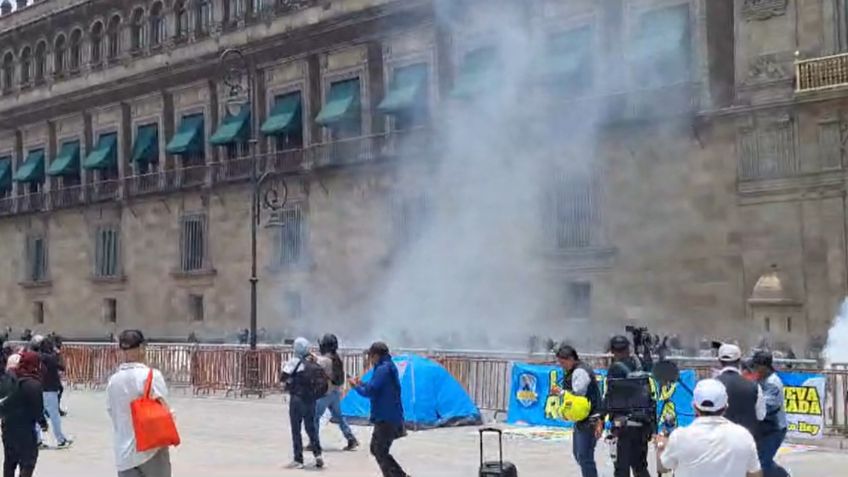 VIDEO: normalistas de Ayotzinapa lanzan petardos a fachada de Palacio Nacional